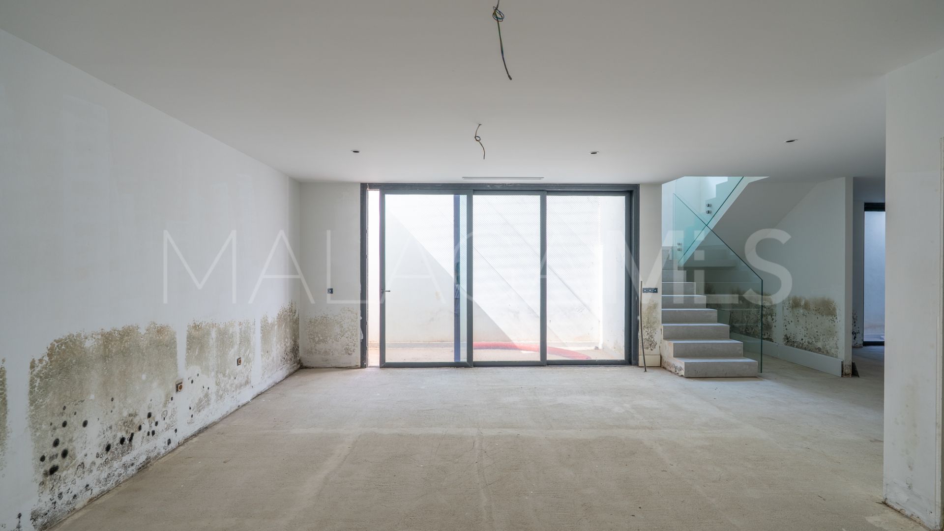 Villa for sale in New Golden Mile