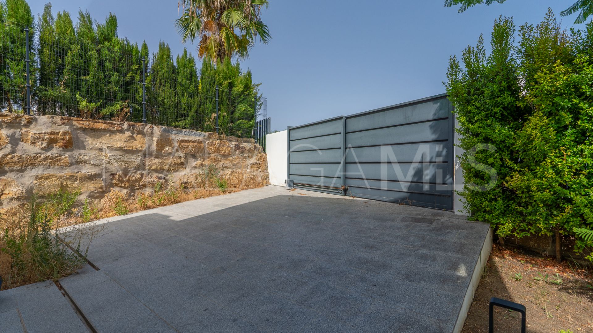 Villa for sale in New Golden Mile