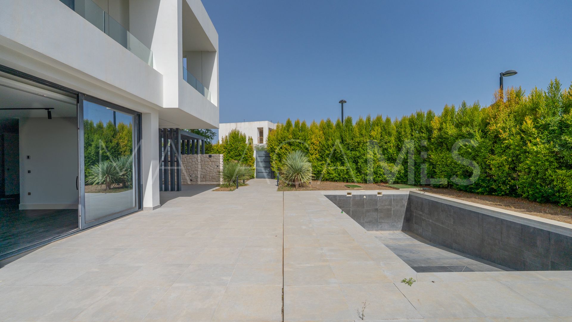 Villa for sale in New Golden Mile