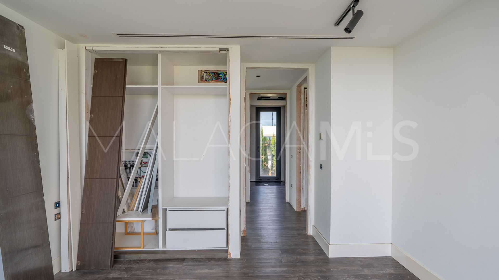 Villa for sale in New Golden Mile