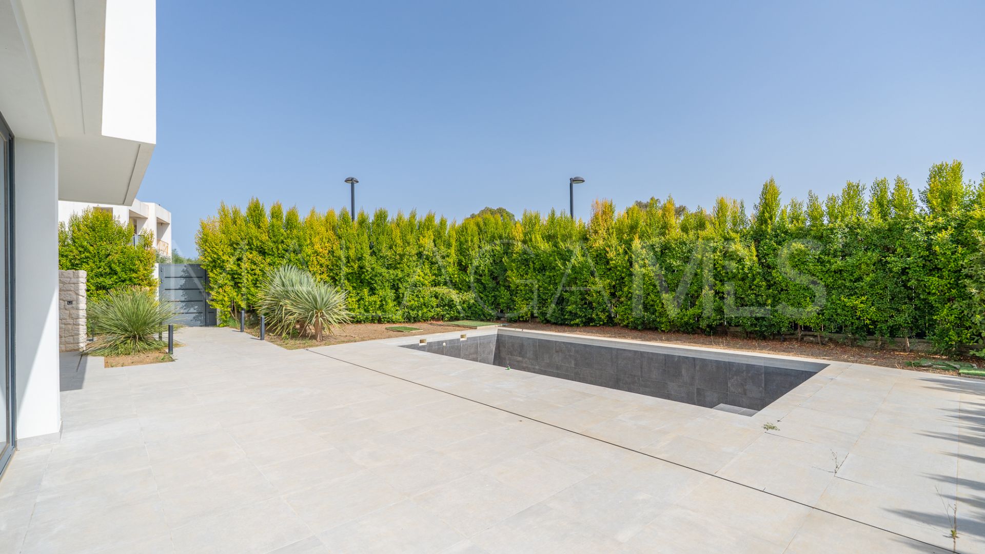 Villa for sale in New Golden Mile