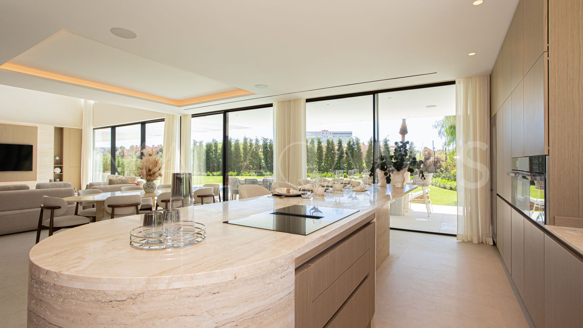 Villa for sale in Los Monteros Playa