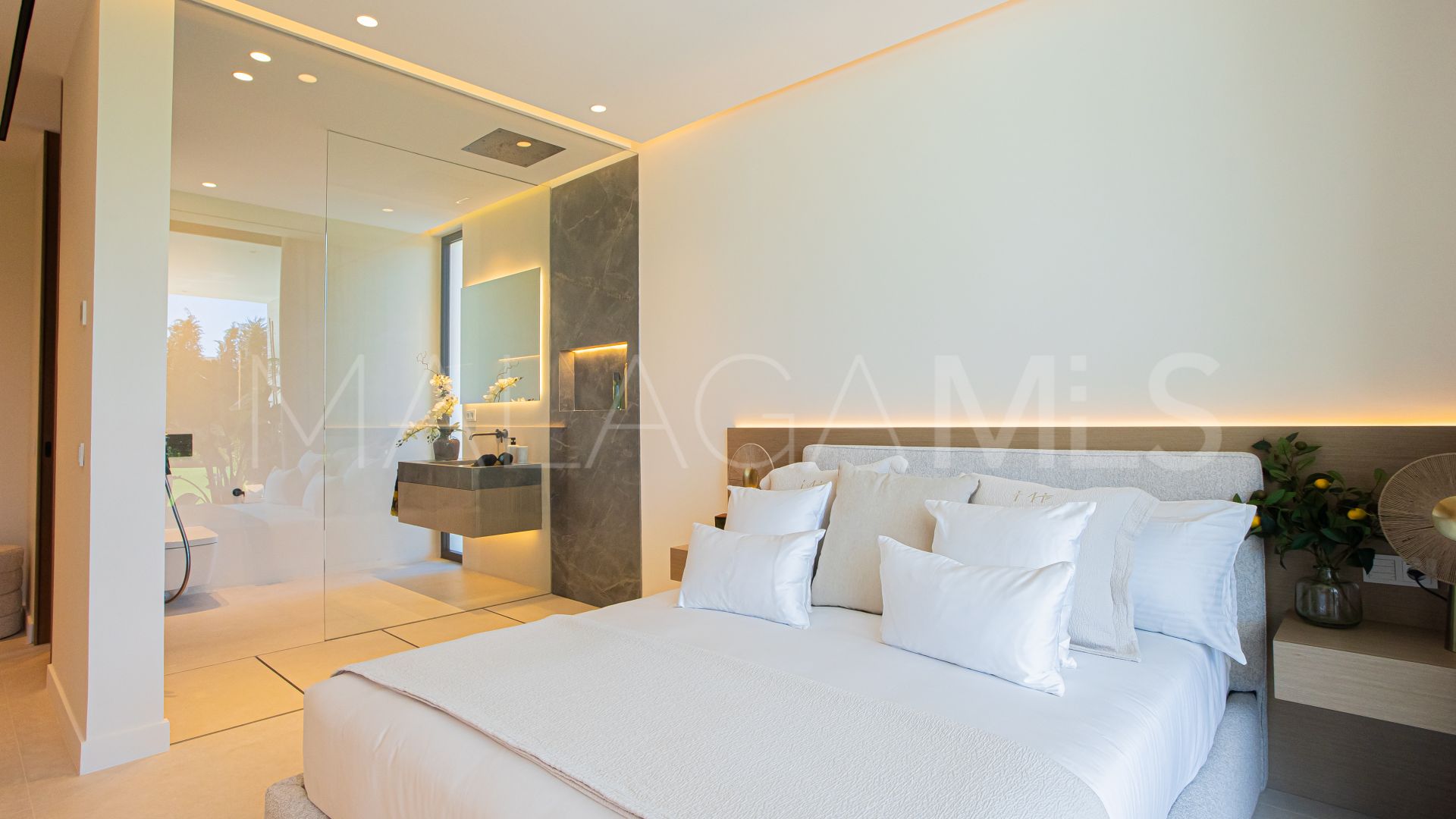 Villa for sale in Los Monteros Playa