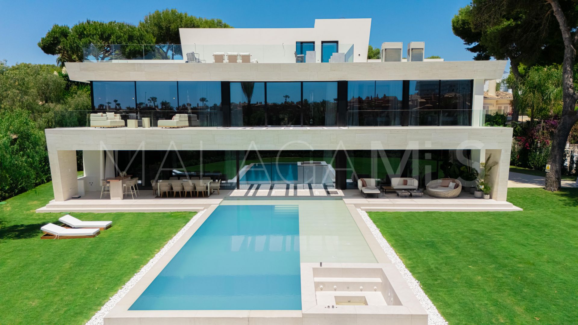 Villa for sale in Los Monteros Playa