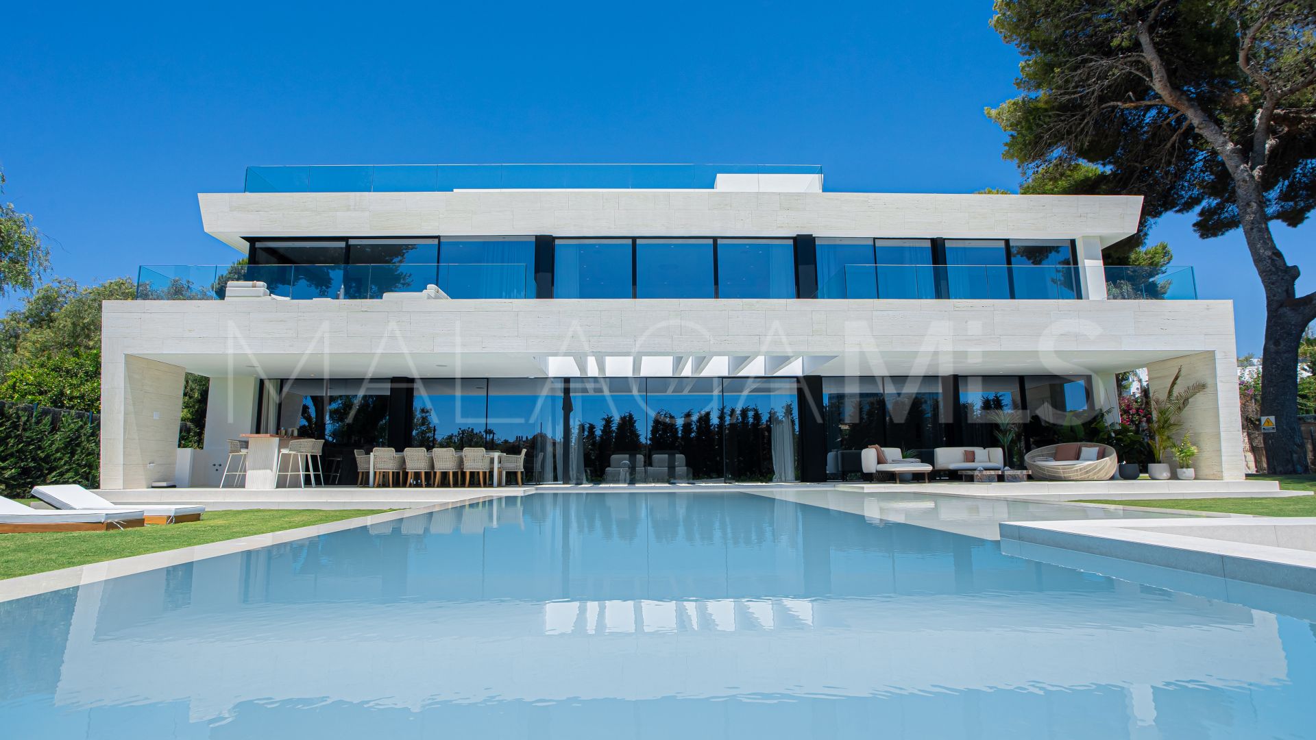 Villa for sale in Los Monteros Playa