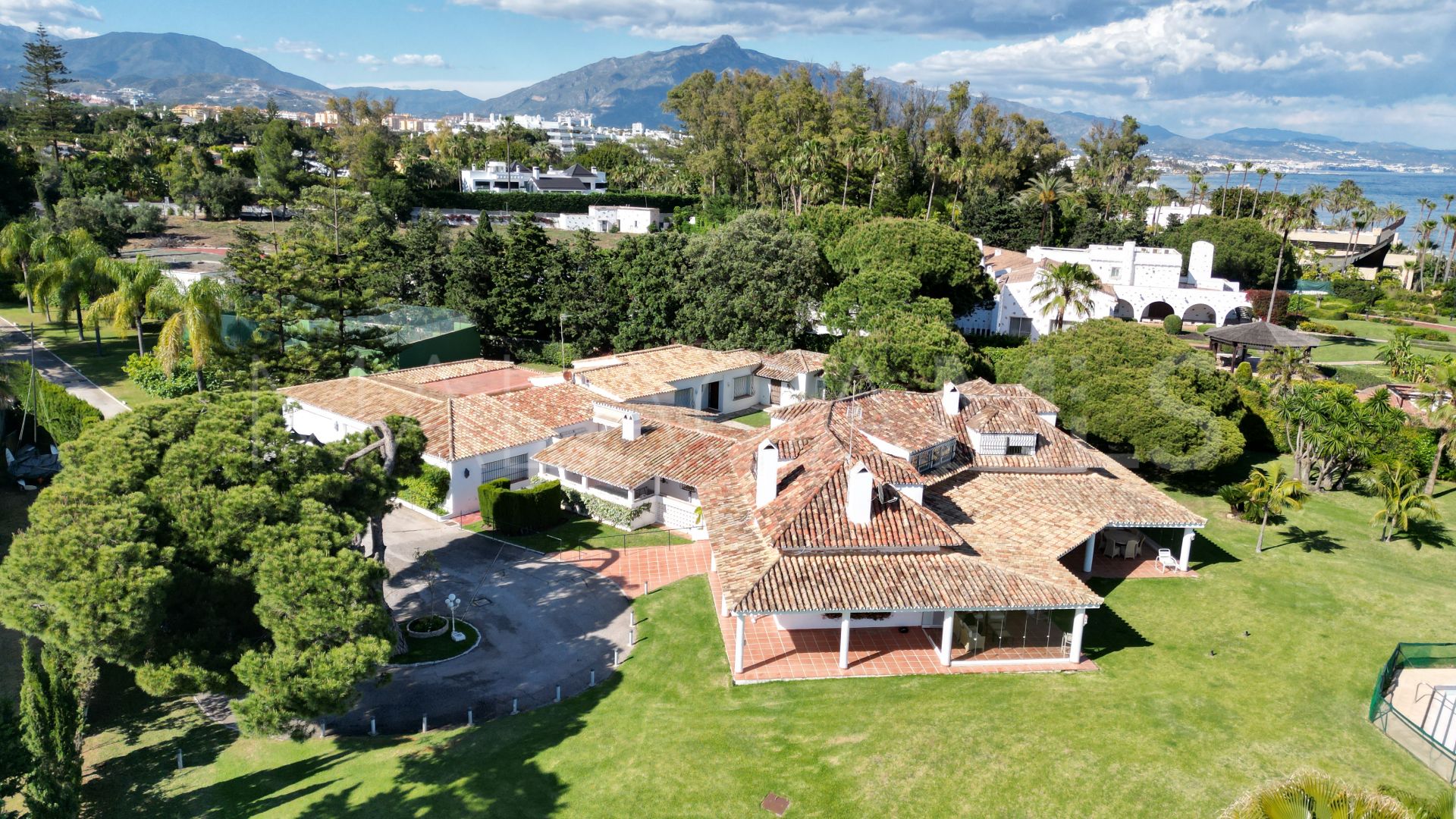 Villa for sale in Guadalmina Baja