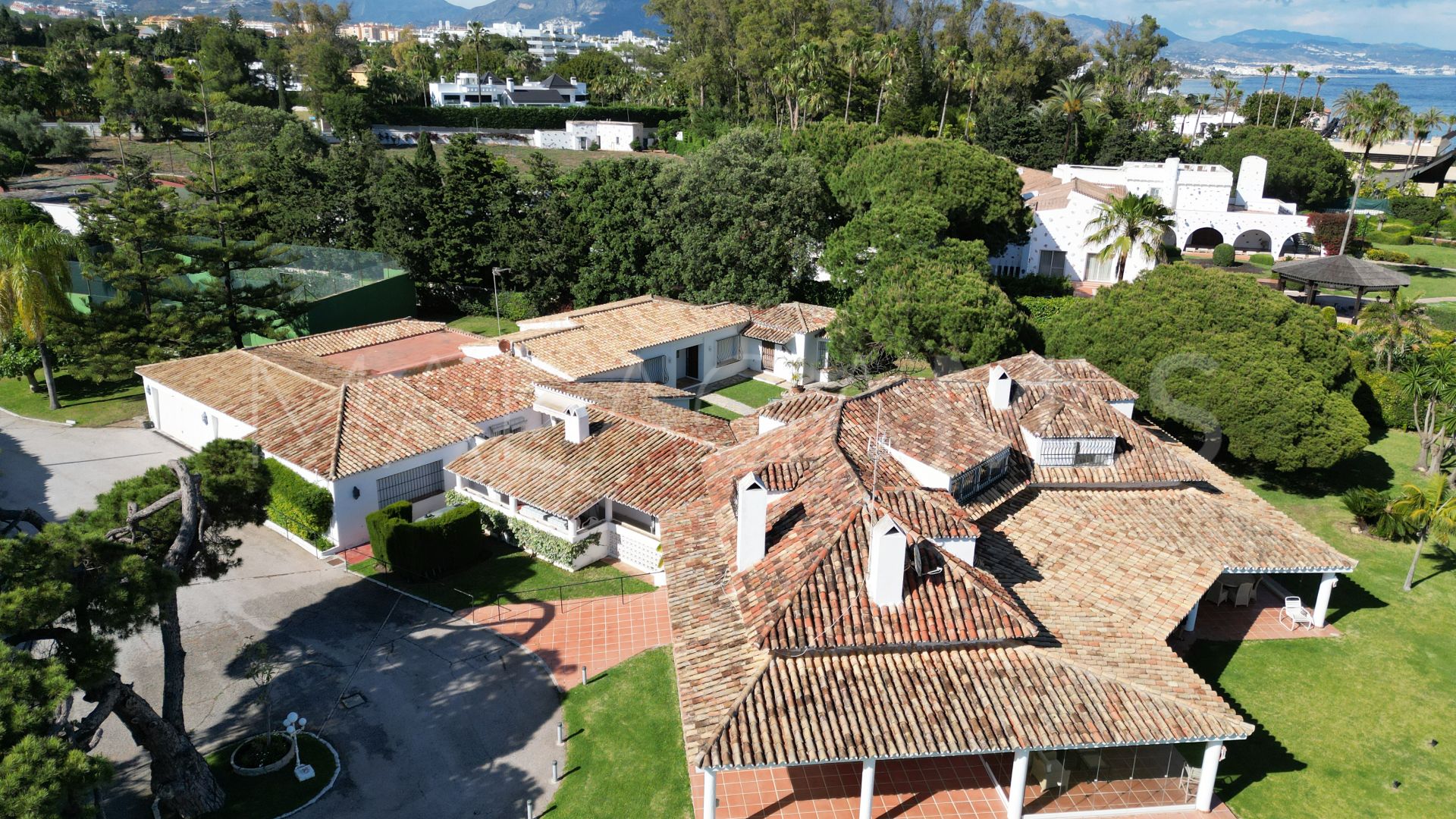 Villa for sale in Guadalmina Baja