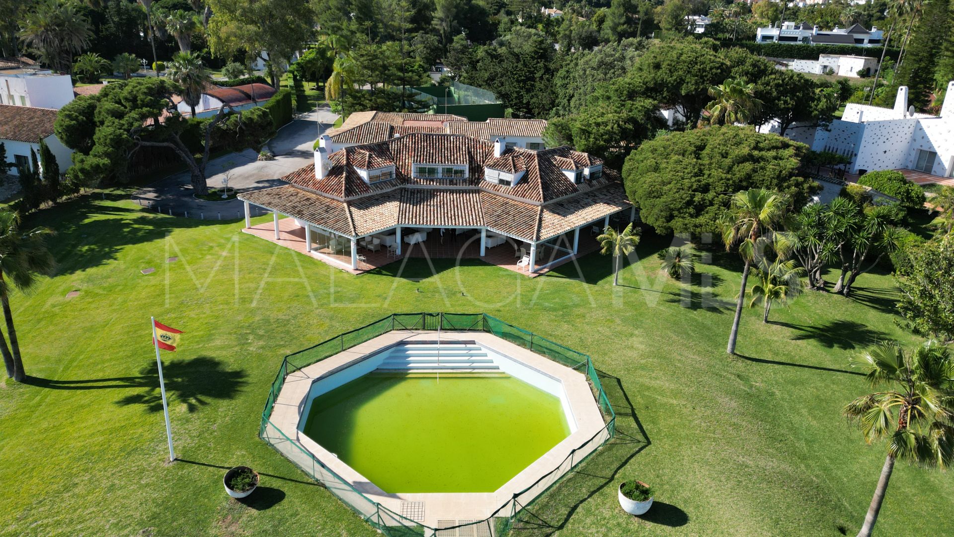 Villa for sale in Guadalmina Baja