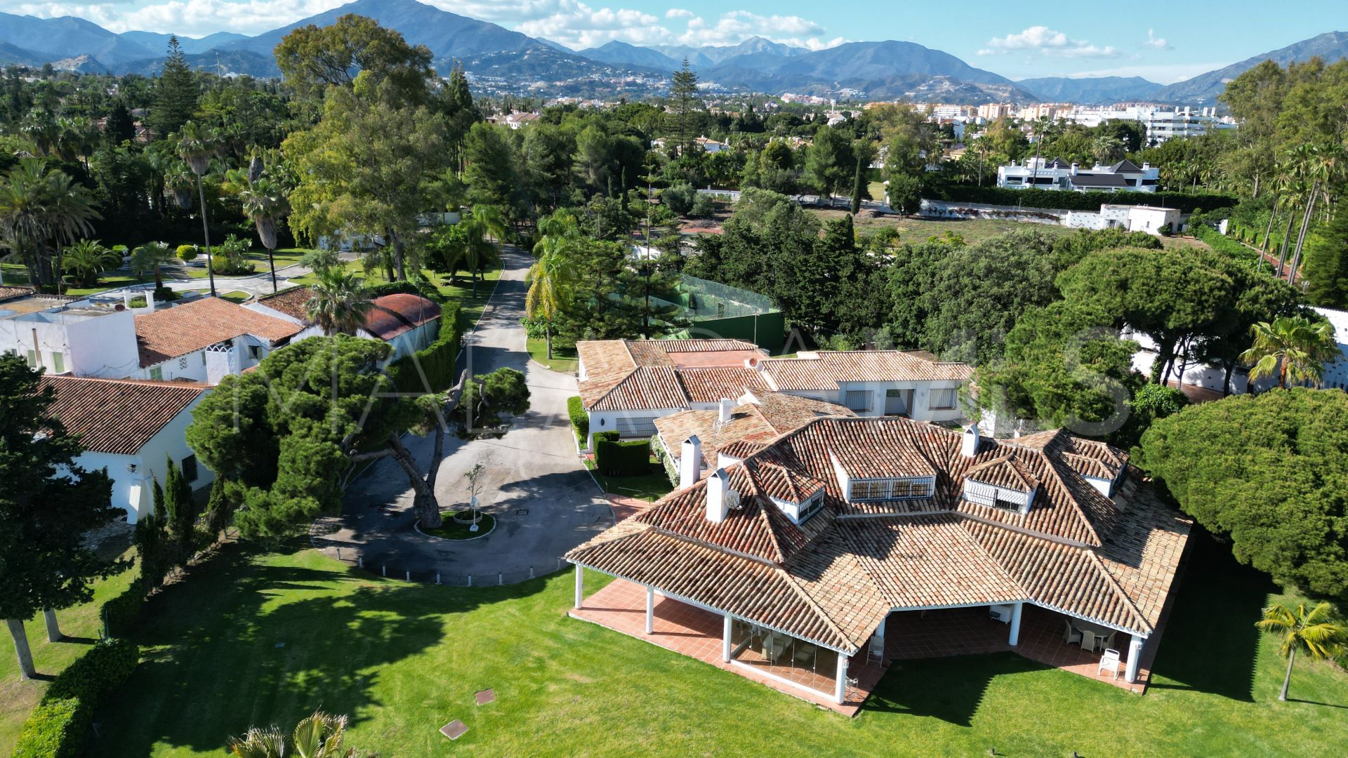 Villa for sale in Guadalmina Baja
