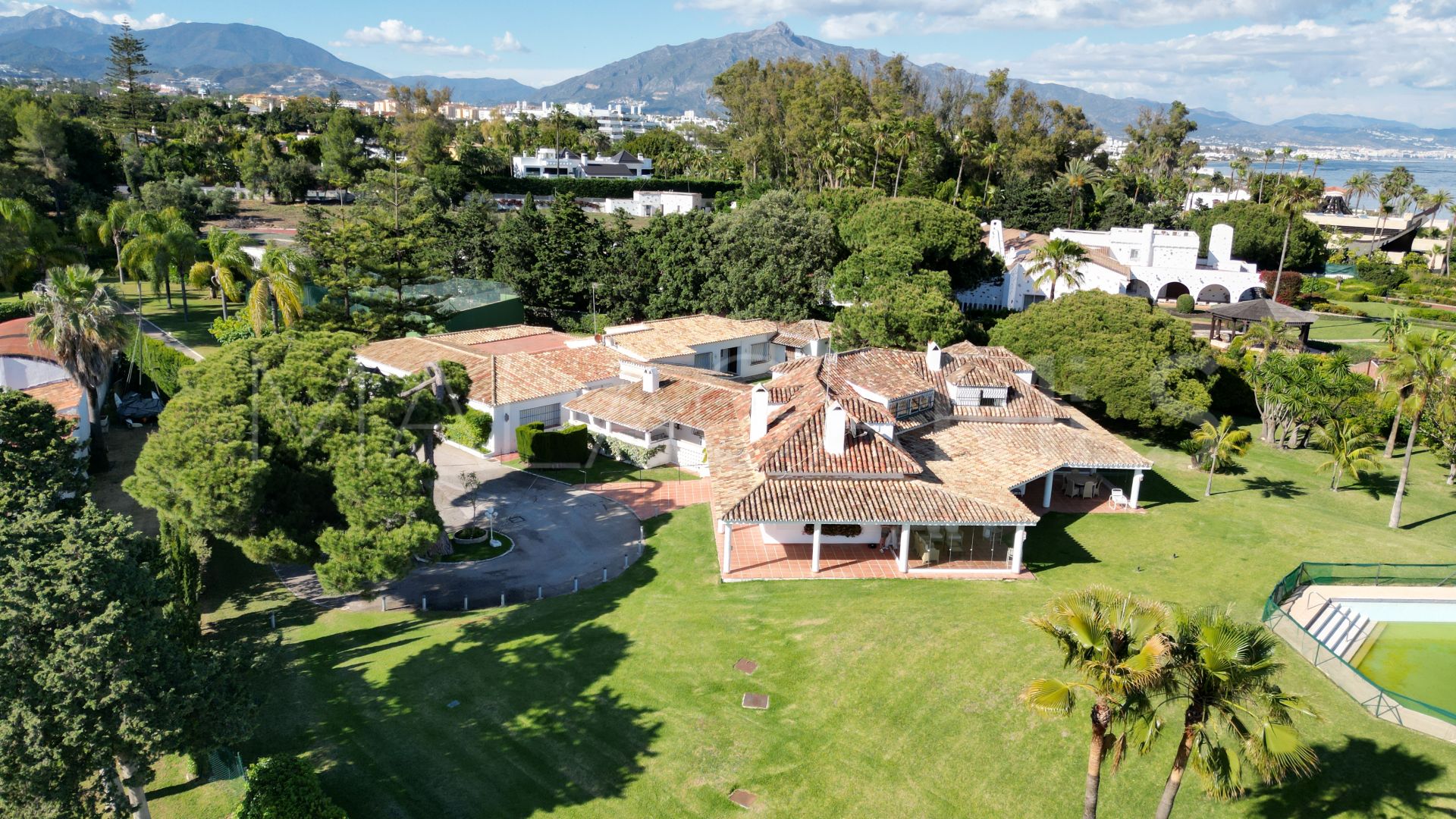 Villa for sale in Guadalmina Baja