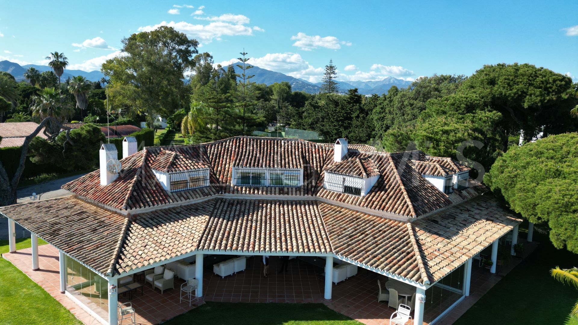 Villa for sale in Guadalmina Baja