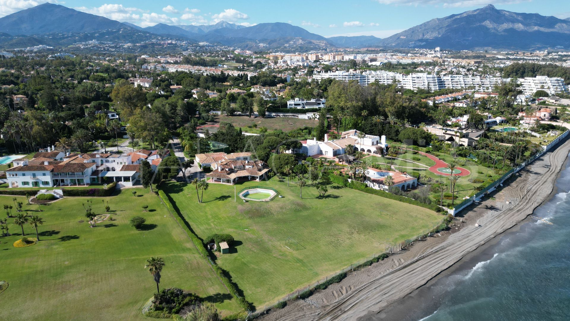 Villa for sale in Guadalmina Baja