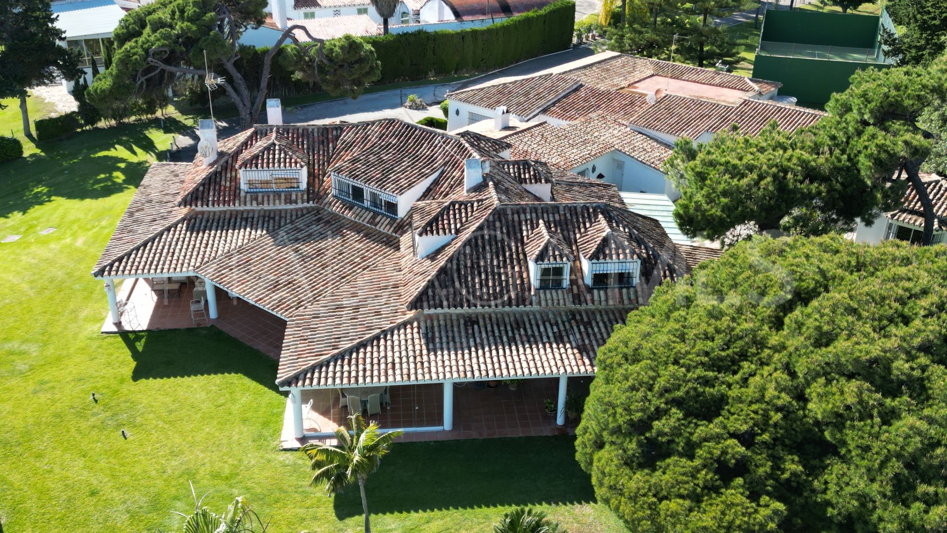 Villa for sale in Guadalmina Baja