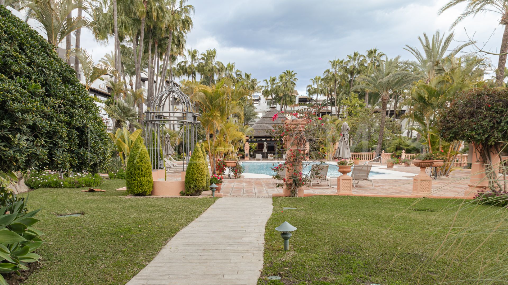 Marina Puente Romano, atico duplex a la venta with 4 bedrooms