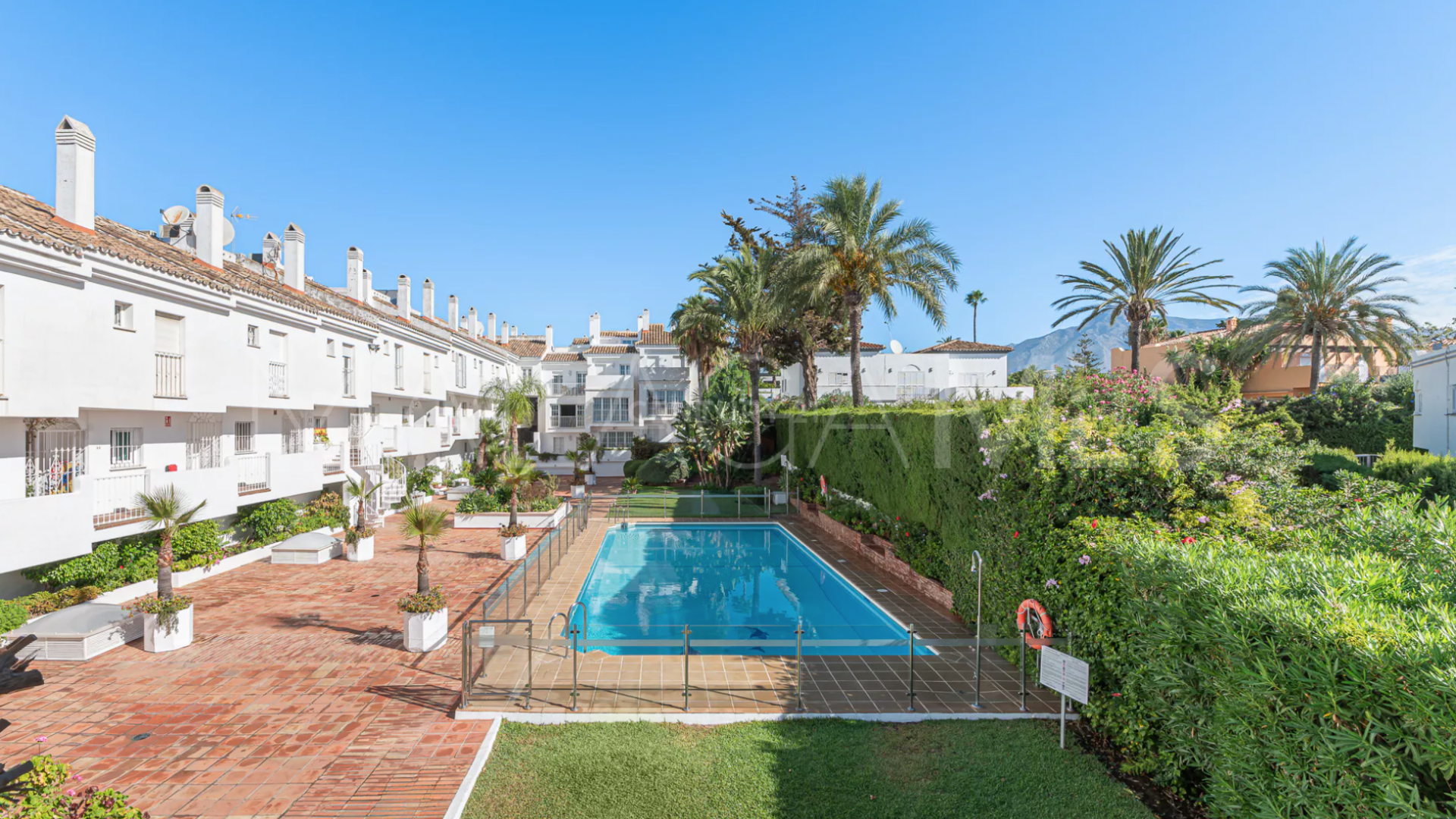 Town house for sale in Nueva Andalucia