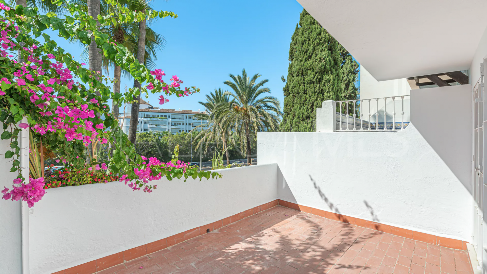 Town house for sale in Nueva Andalucia