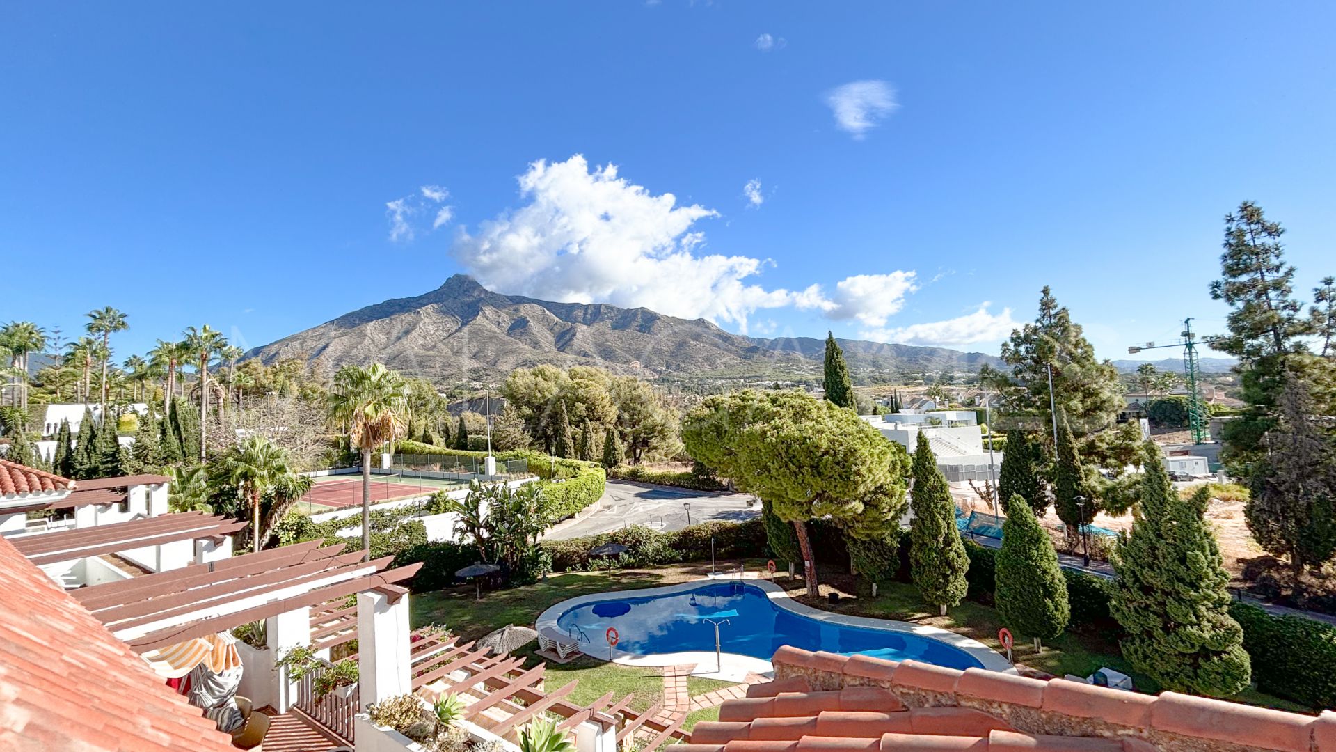 Duplex penthouse for sale in Coto Real