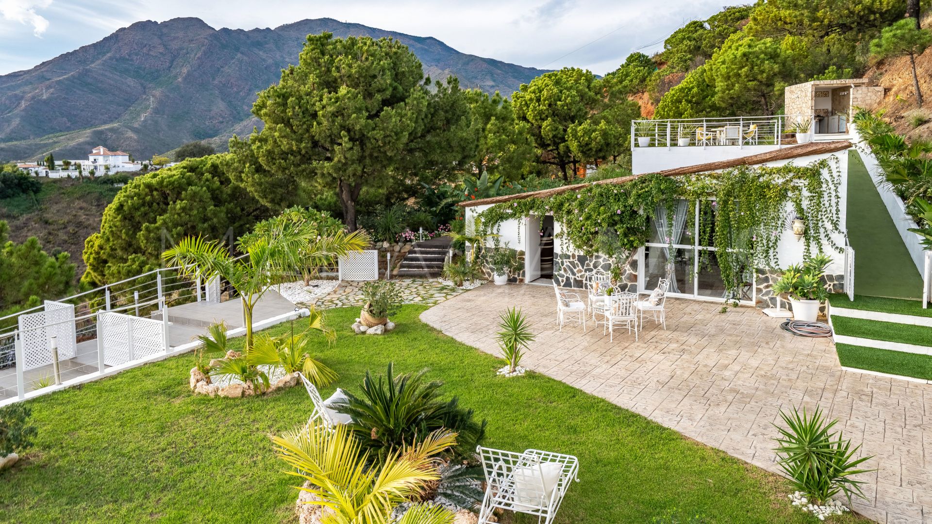 Altos de Estepona, mansion for sale de 7 bedrooms