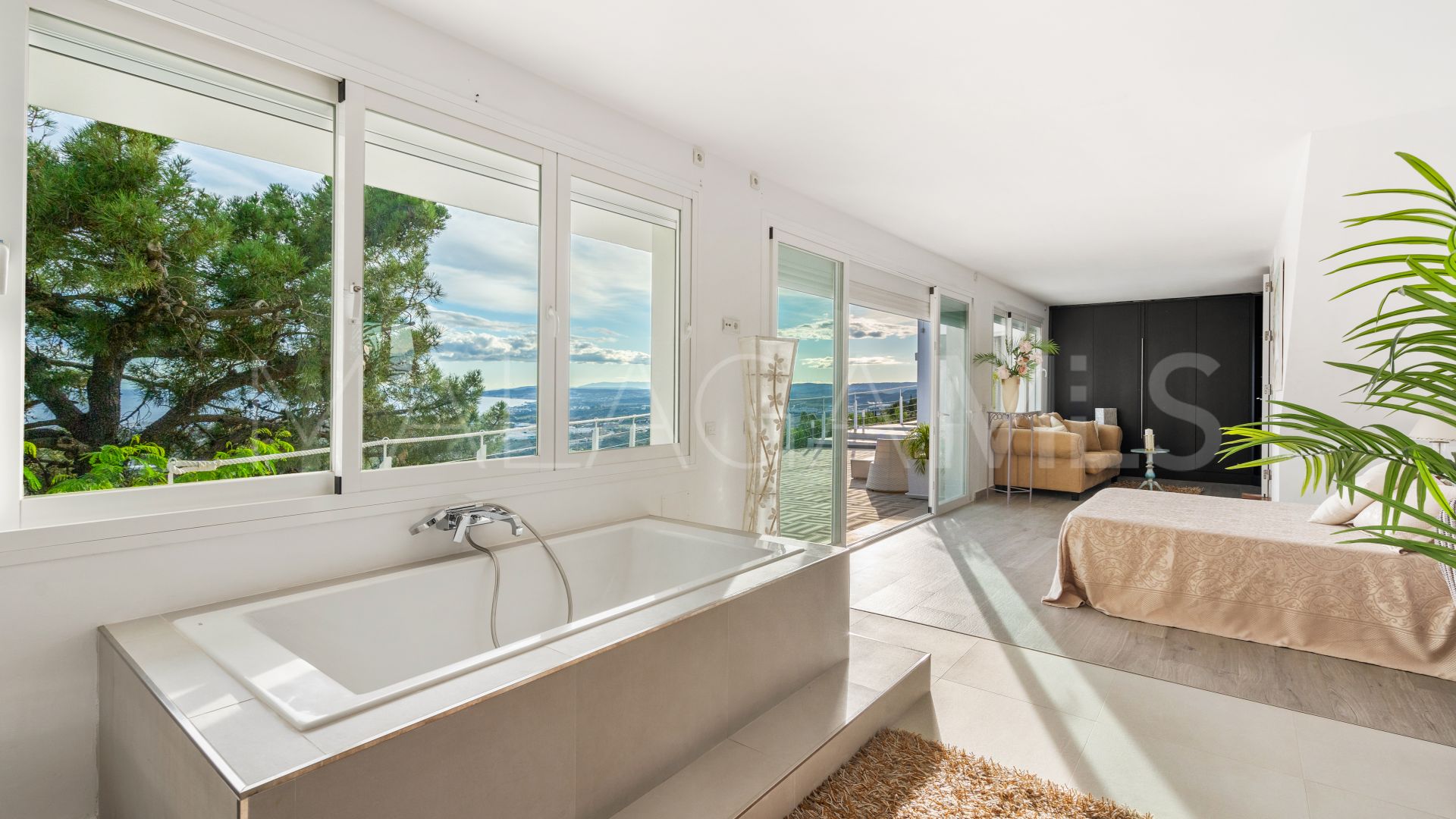 Altos de Estepona, mansion for sale de 7 bedrooms