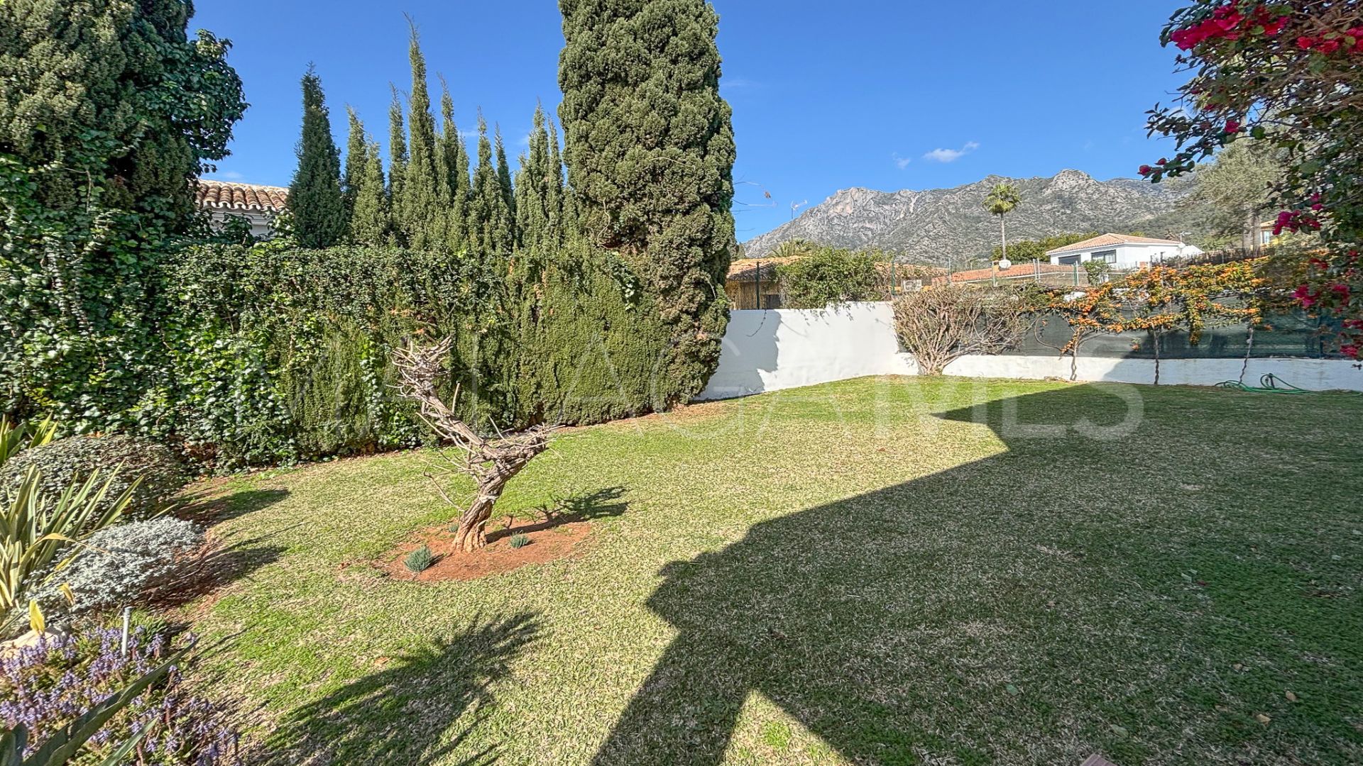 House for sale in Valdeolletas