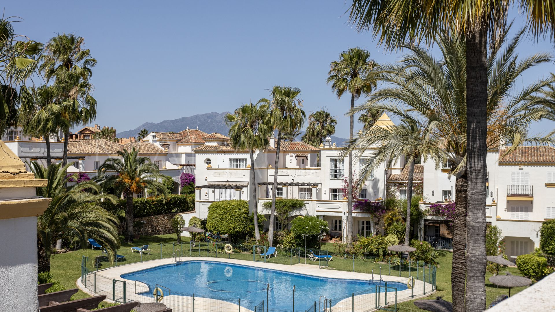 4 bedrooms Estepona East town house for sale
