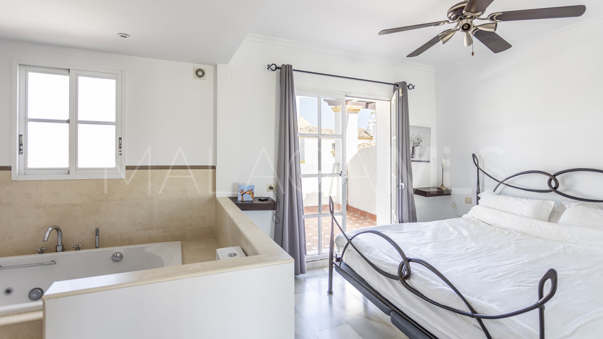 4 bedrooms Estepona East town house for sale