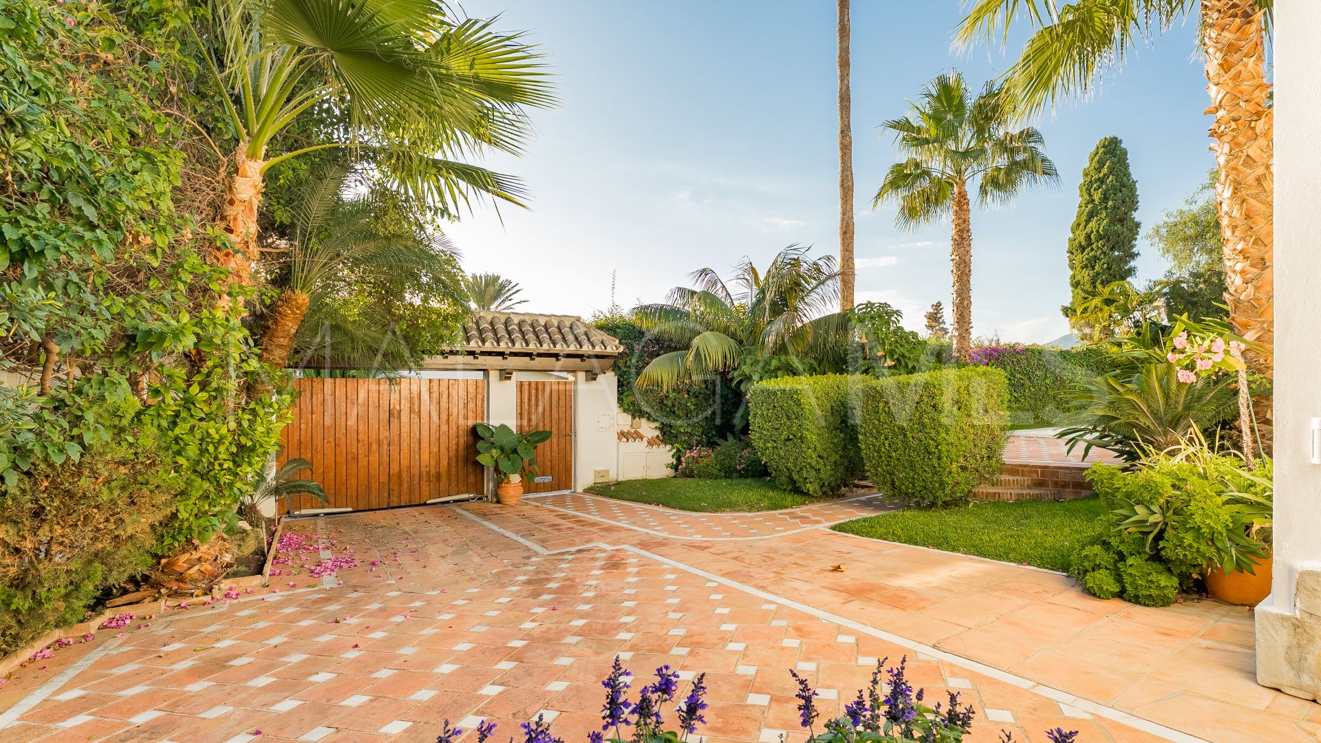 Villa for sale in Guadalmina Alta