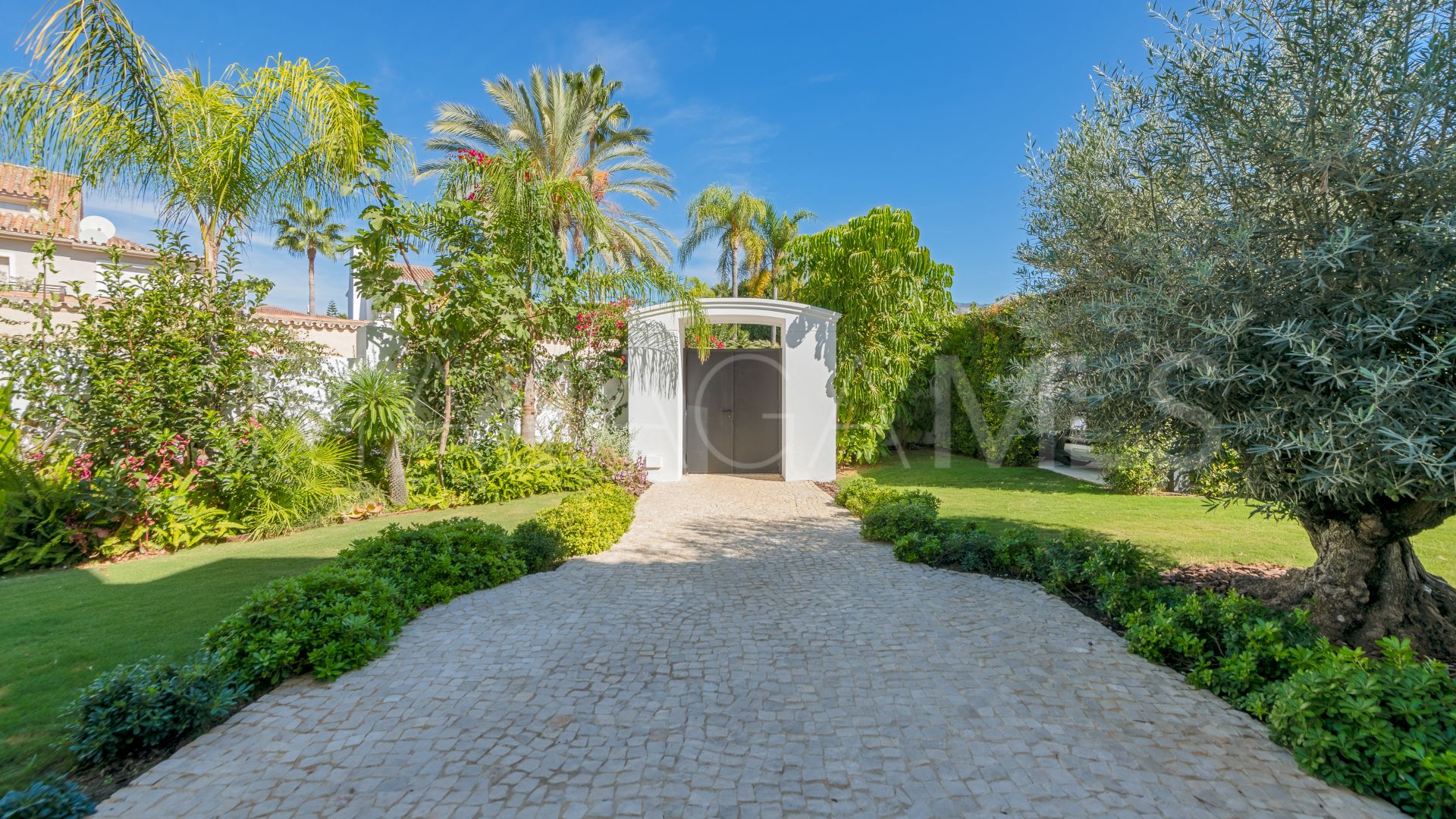 4 bedrooms Nueva Andalucia villa for sale