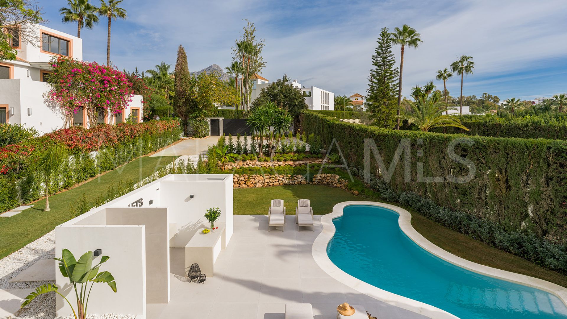 Villa for sale in Nueva Andalucia