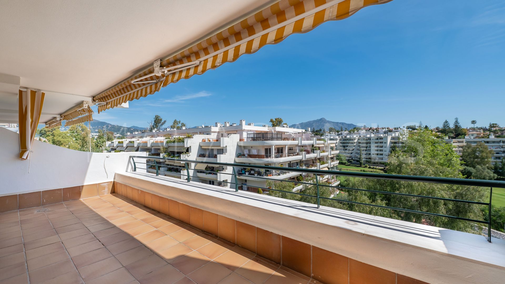 Duplex penthouse for sale in Campos de Guadalmina