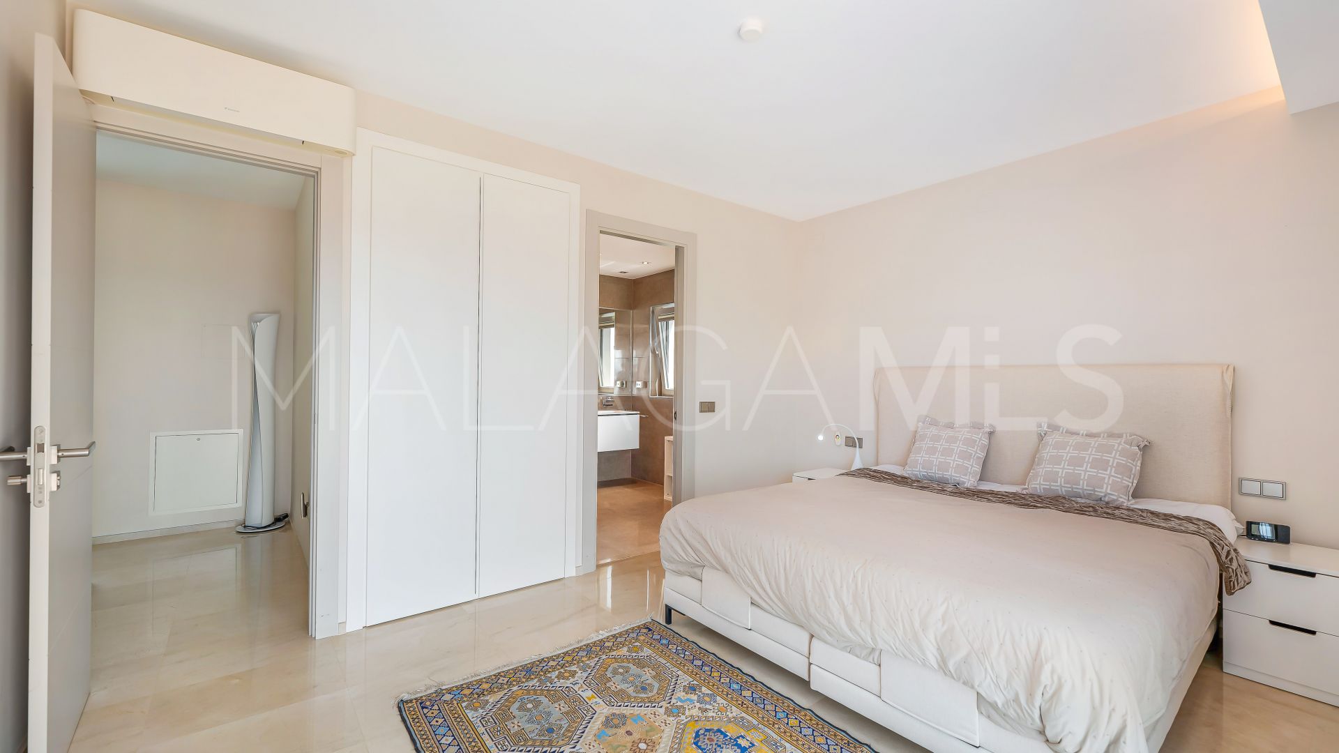 Villa for sale in Nueva Andalucia