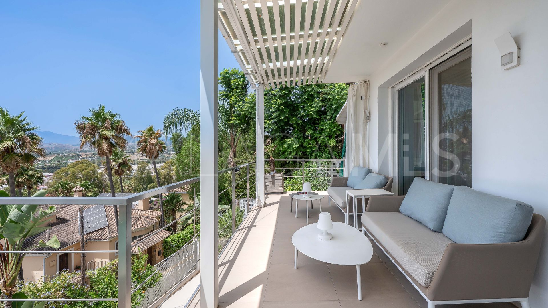 Villa for sale in Nueva Andalucia