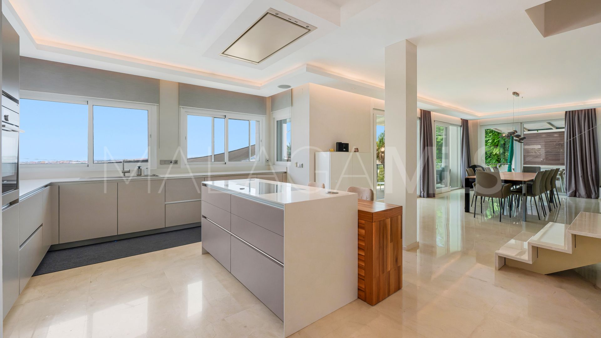 Villa for sale in Nueva Andalucia