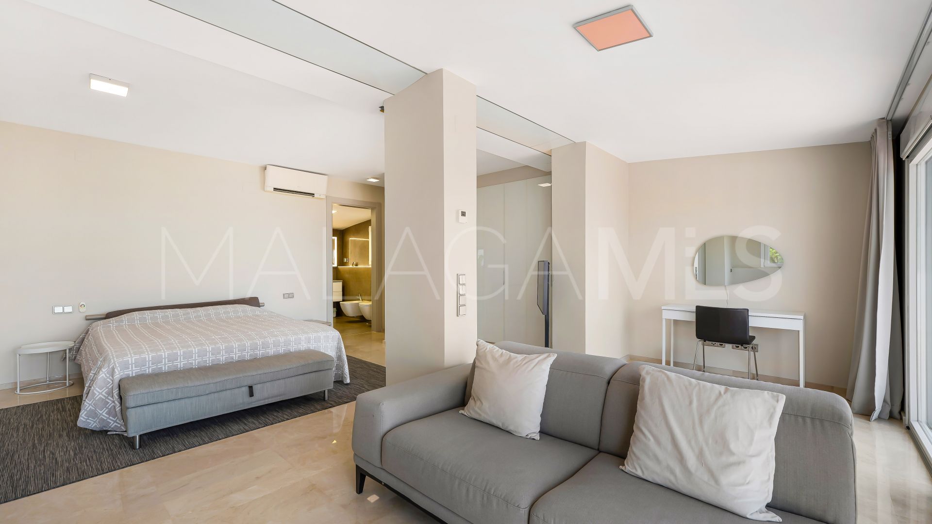 Villa for sale in Nueva Andalucia