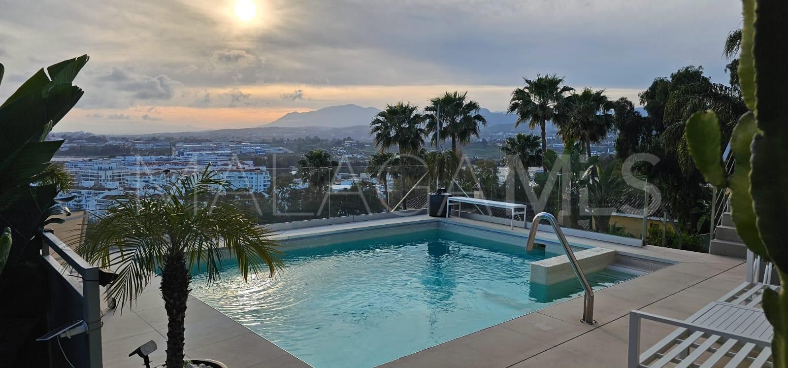 Villa for sale in Nueva Andalucia