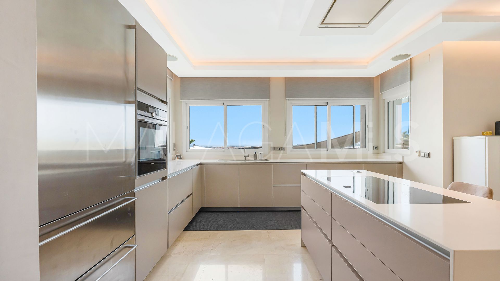 Villa for sale in Nueva Andalucia