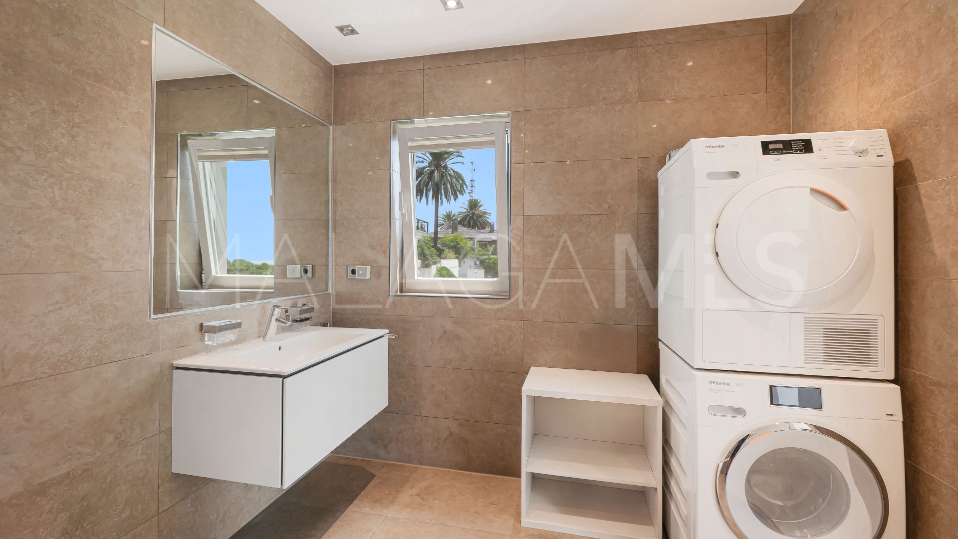 Villa for sale in Nueva Andalucia