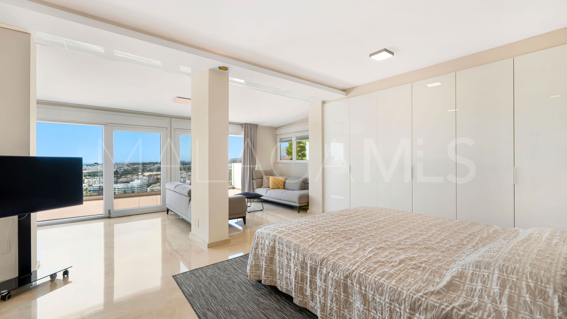 Villa for sale in Nueva Andalucia