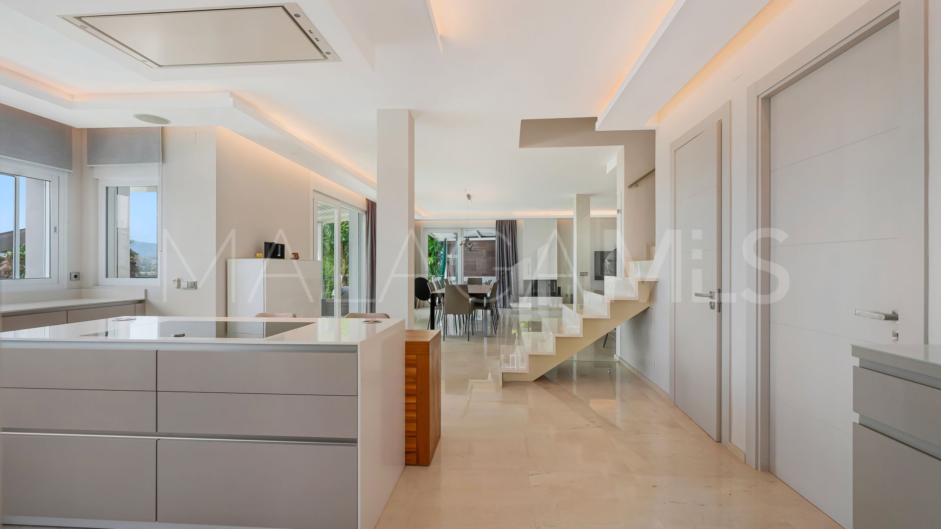 Villa for sale in Nueva Andalucia