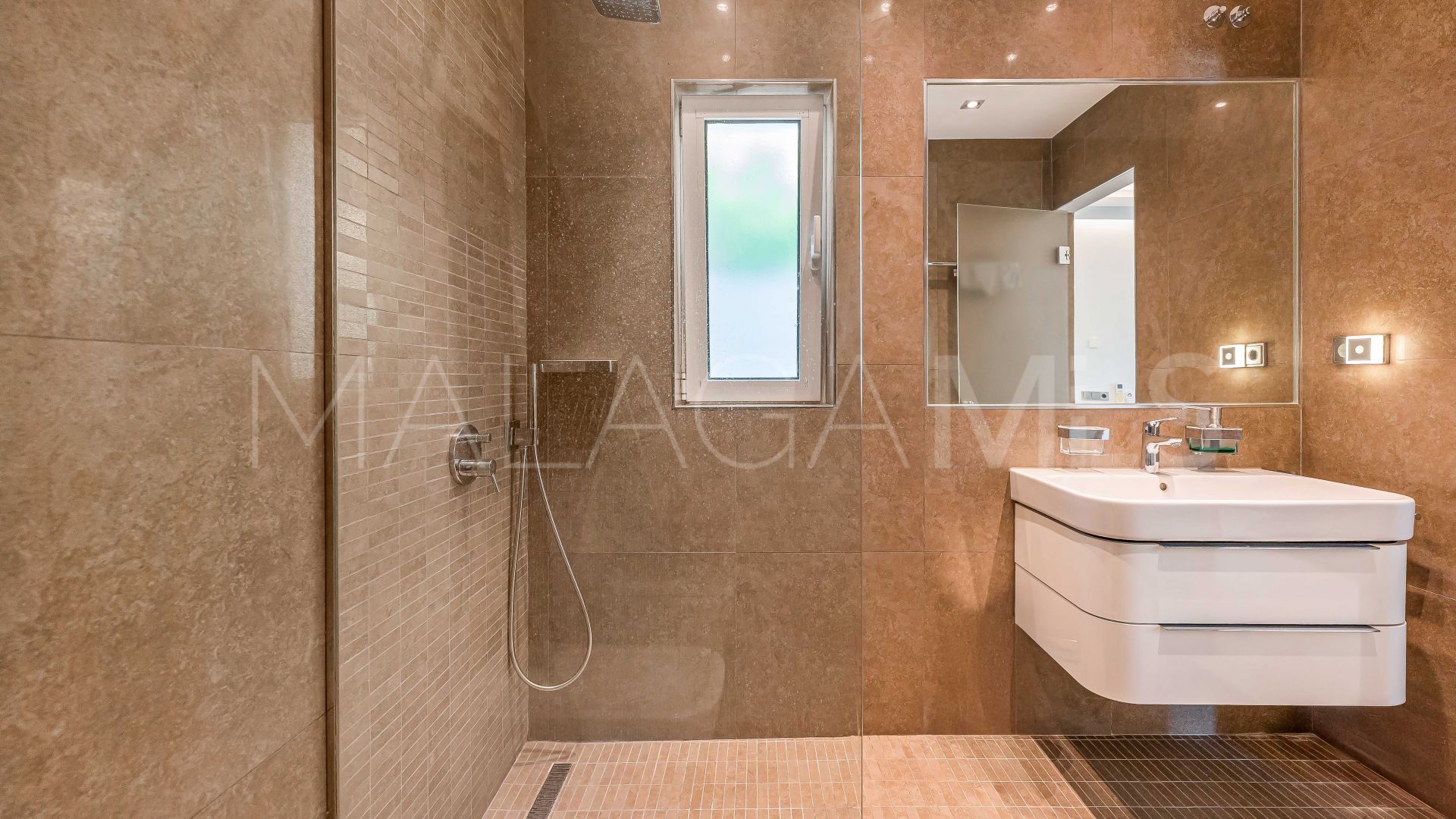 Villa for sale in Nueva Andalucia