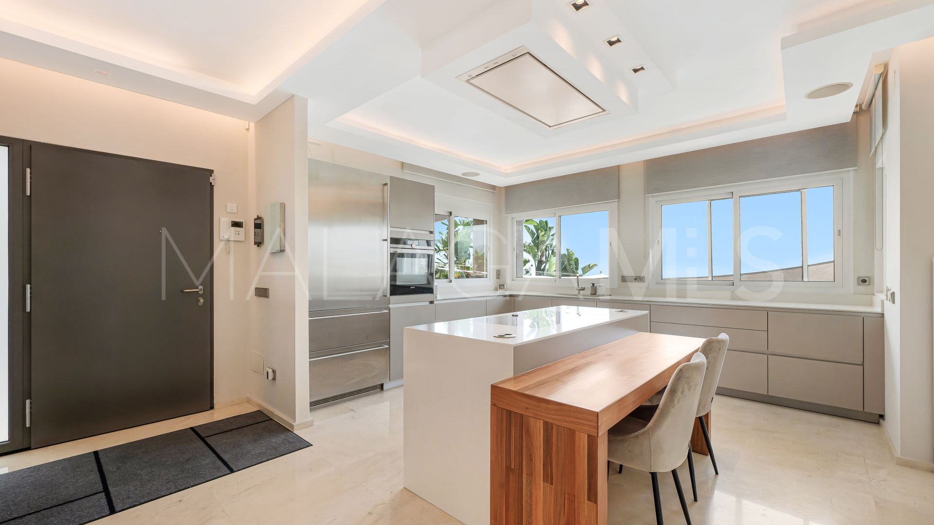 Villa for sale in Nueva Andalucia