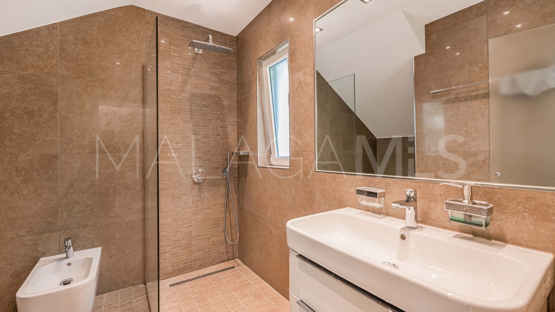 Villa for sale in Nueva Andalucia