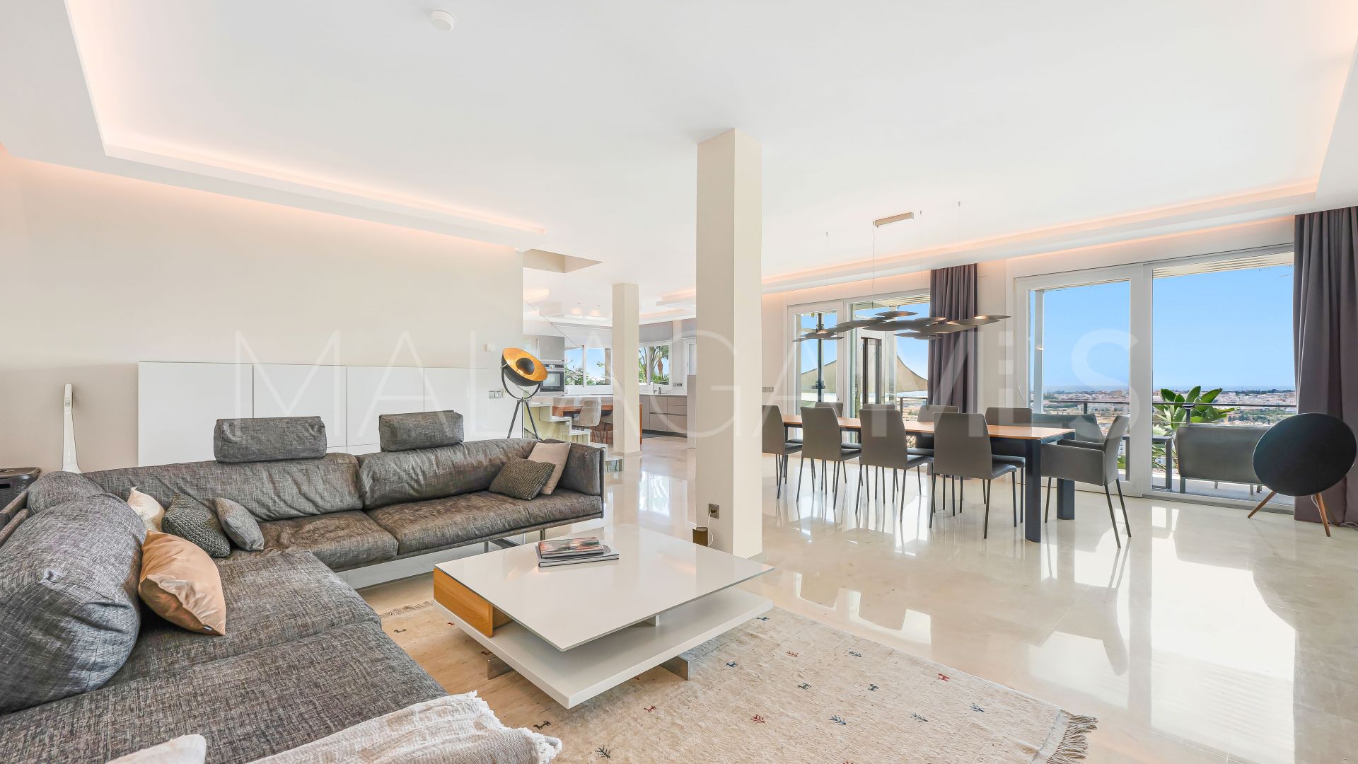 Villa for sale in Nueva Andalucia