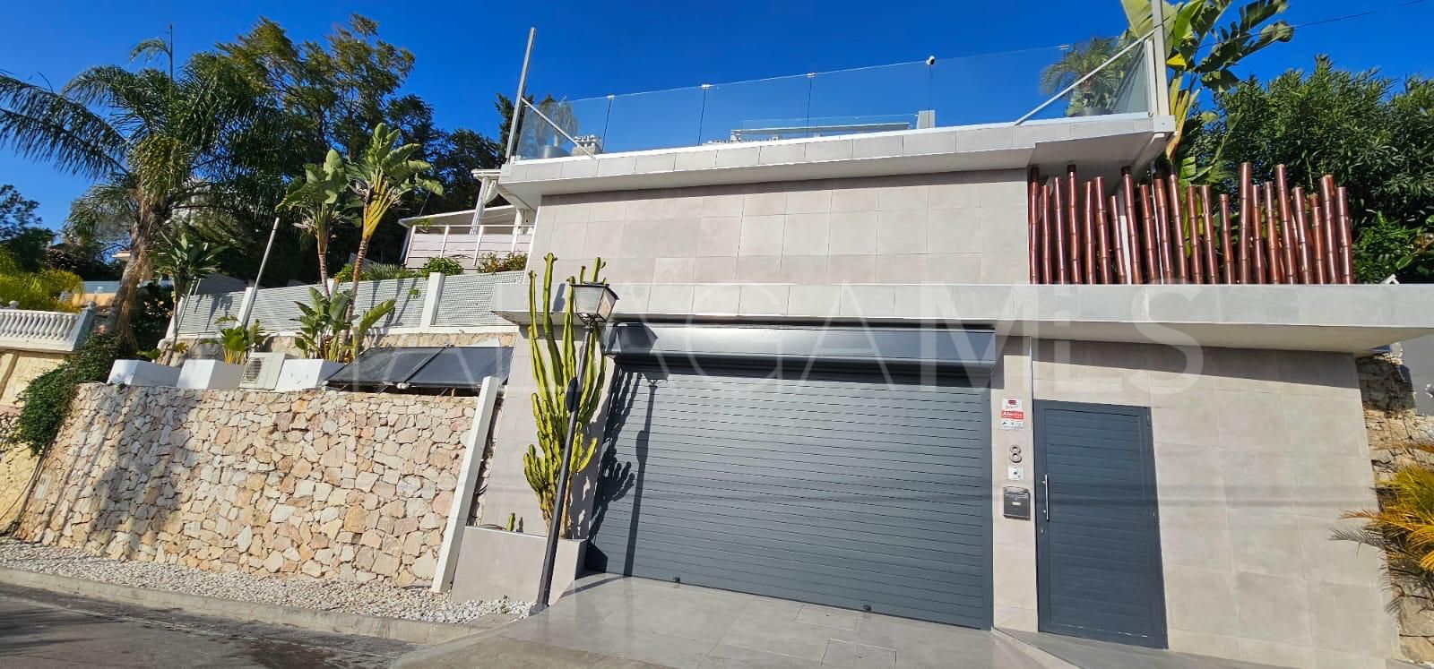 Villa for sale in Nueva Andalucia
