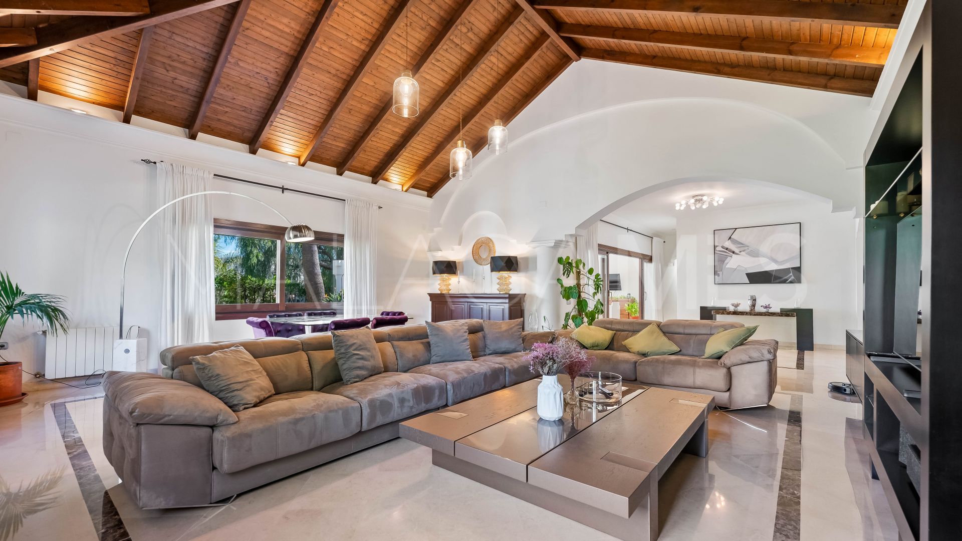 Villa for sale in Nueva Andalucia