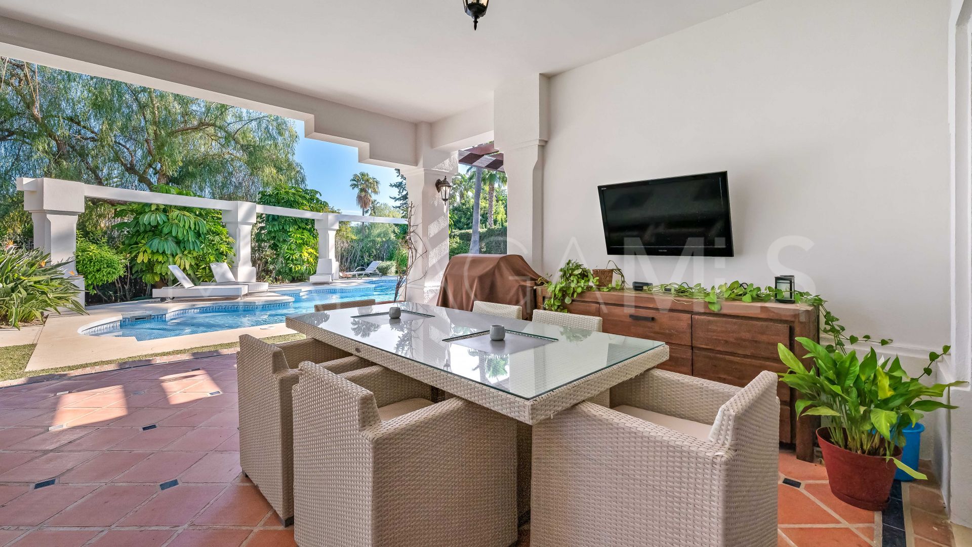 Villa for sale in Nueva Andalucia