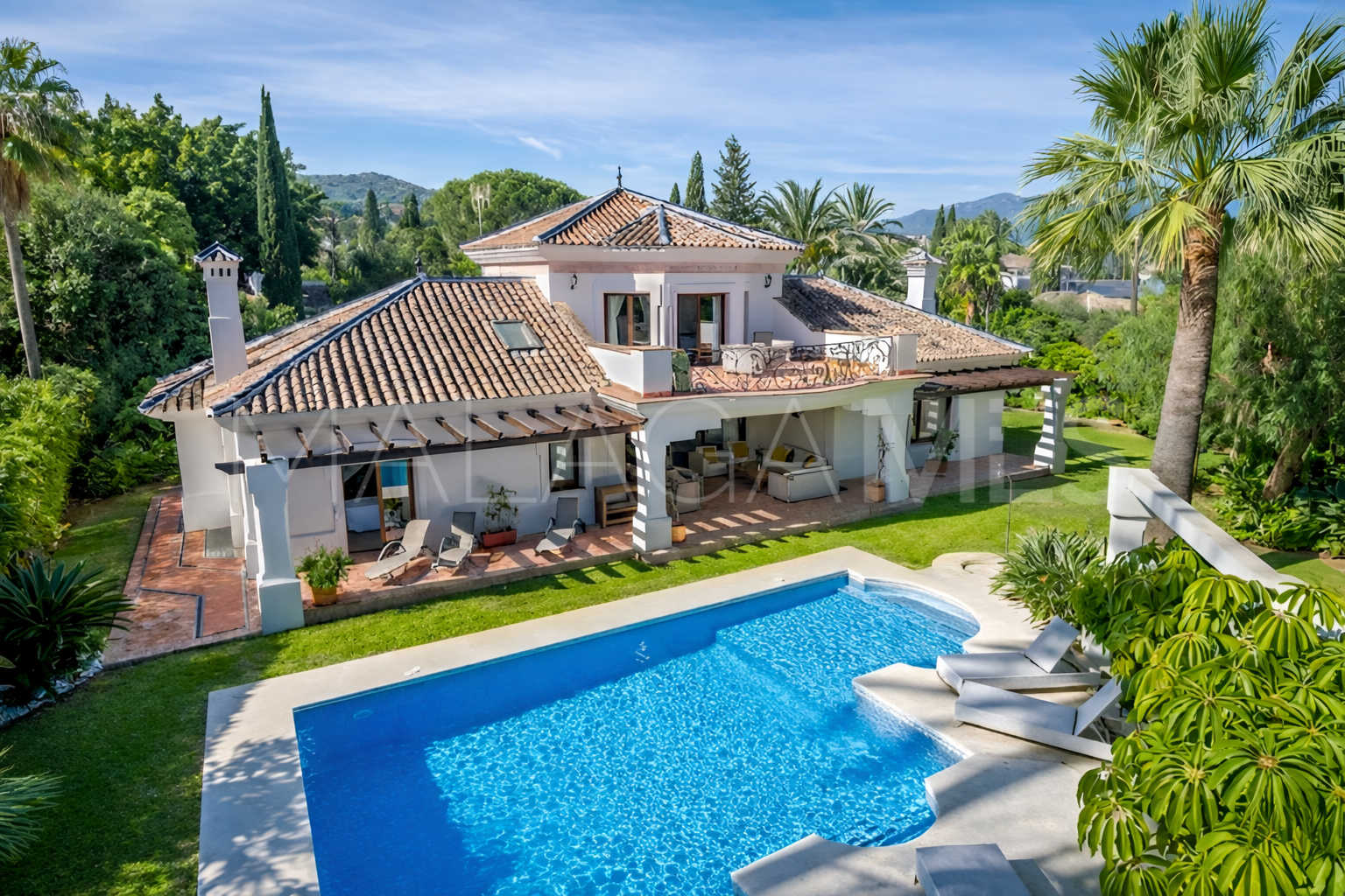 Villa for sale in Nueva Andalucia