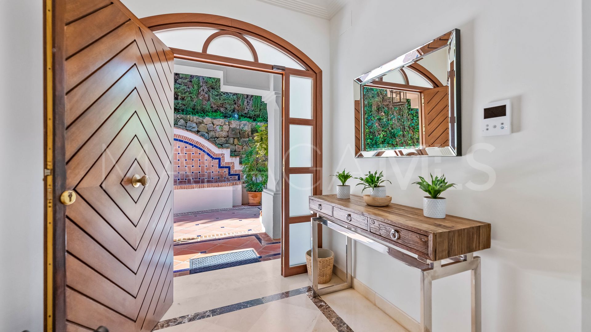 Villa for sale in Nueva Andalucia