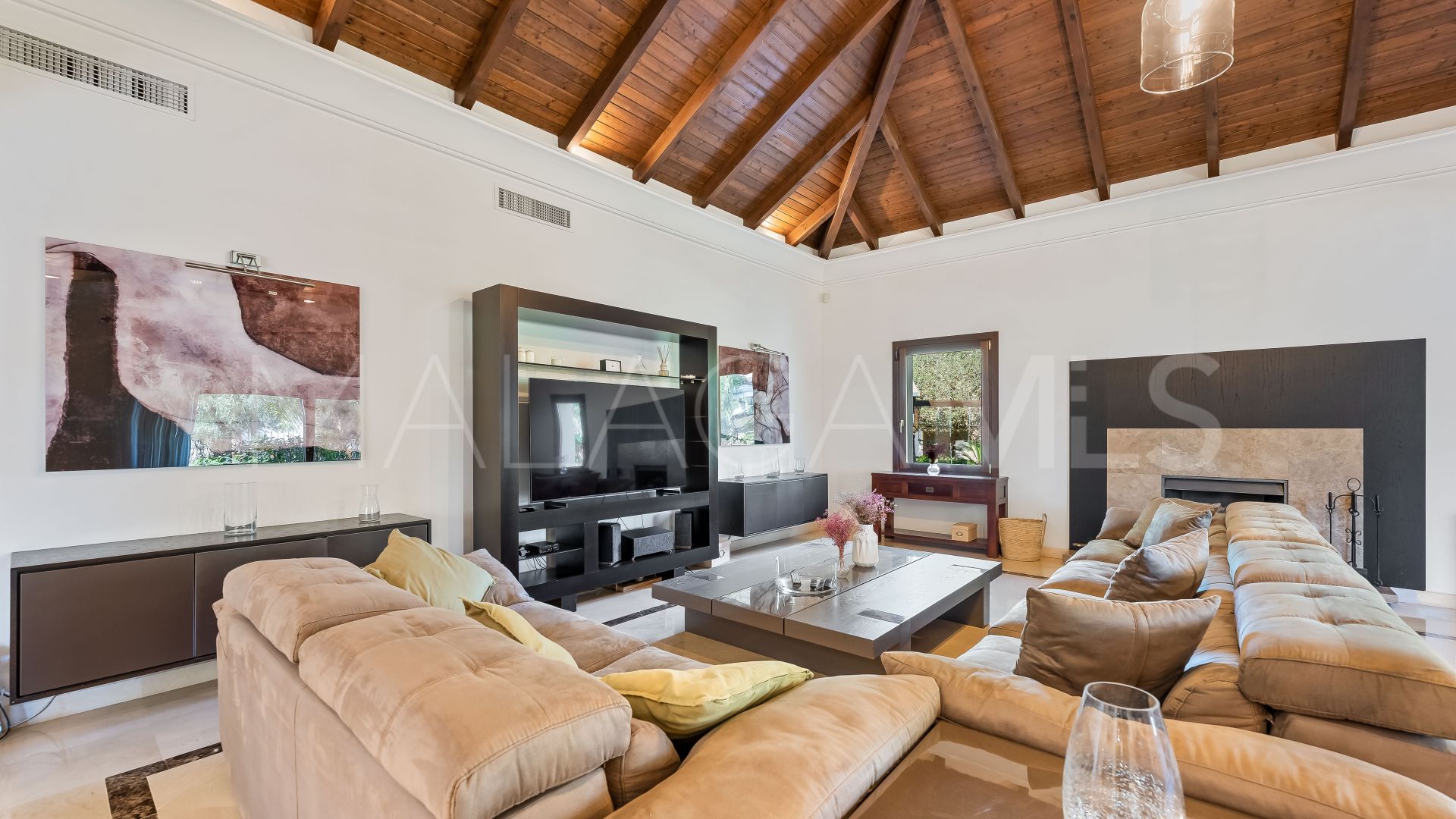 Villa for sale in Nueva Andalucia