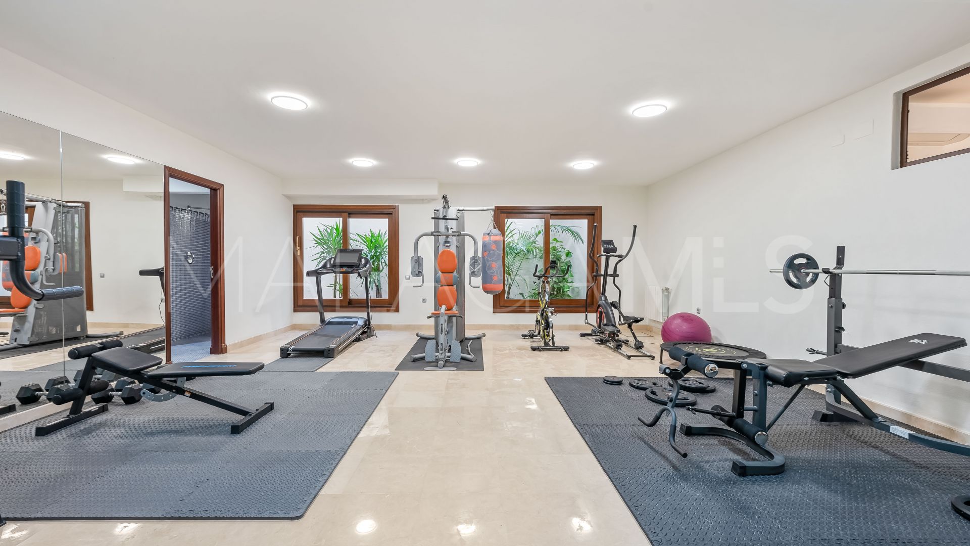 Villa for sale in Nueva Andalucia